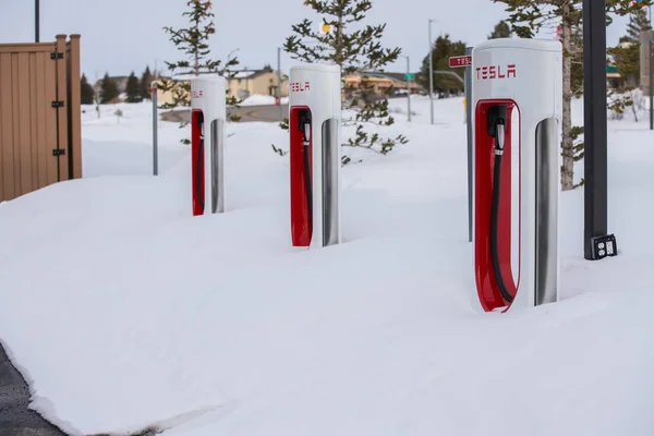 Суперзарядные устройства Tesla покрылись снегом после шторма — стоковое фото
