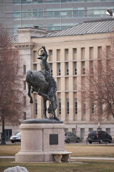야생마 버스터 남자 에 말 동상 다운타운 덴버 공동 이미지 — 스톡 사진