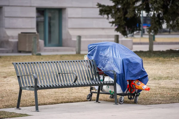Pessoas sem-teto pertences no parque Downtown Denver Colorado — Fotografia de Stock