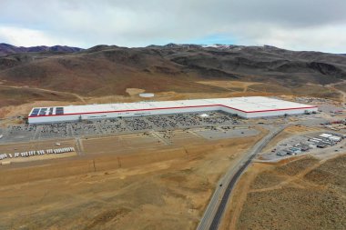 Hava fotoğrafı Tesla Gigafactory Nevada 'yı aydınlattı