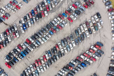 Yukarıdan otoparktan havadaki arabalar