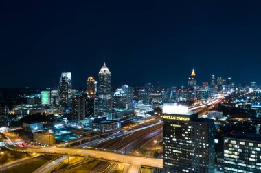 Atlanta, Ga, Abd - 15 Mart 2019: Downtown ve Midtown Atlanta Ga Usa şehrinin havadan çekilmiş drone fotoğrafı ışıklı