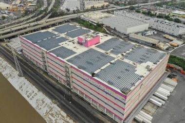 Bir çatı park yapısı üzerinde Güneş panelleri