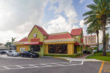 Sunny Isles Beach, Fl, Usa - 15 Mayıs 2019: Pollo Tropical fast food Caribbean tarzı restoran görüntüsü