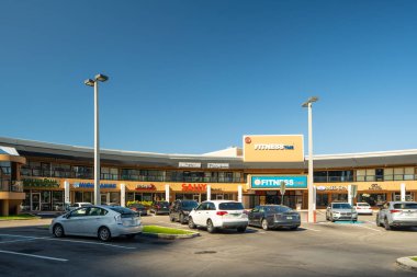 Sunny Isles Beach, Fl, Usa - 1 Mayıs 2019: Sunny Isles Beach Fl Rk Plaza alışveriş merkezinin stok fotoğrafı