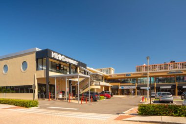 Sunny Isles Beach, Fl, Usa - 1 Mayıs 2019: Sunny Isles Beach Fl Rk Plaza alışveriş merkezinin stok fotoğrafı