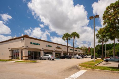 North Lauderdale, Fl, Usa - 22 Nisan 2019: Rk Center alışveriş merkezinin dış görünümü fotoğrafı