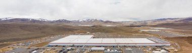 Hava fotoğrafı Tesla Gigafactory Nevada 'yı aydınlattı