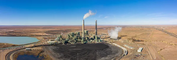 Çölde bir kömür santralinin havadan fotoğraf — Stok fotoğraf