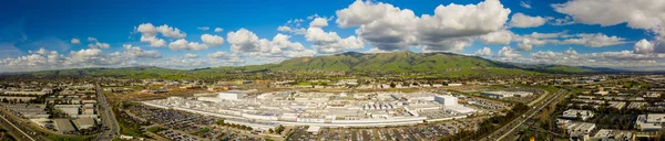 Tesla fábrica Fremont Califórnia EUA panorama foto — Fotografia de Stock
