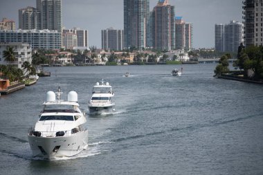 Miami Intracoastal su yolunda hafta sonu tekneleri