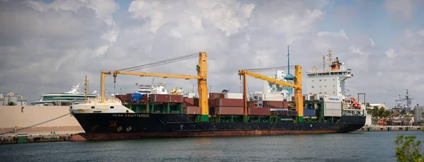 FORT LAUDERDALE, FL, USA - MAIO 1, 2019: Fotografia de stock do navio de carga Vega Sagittarius em Port Everglade — Fotografia de Stock