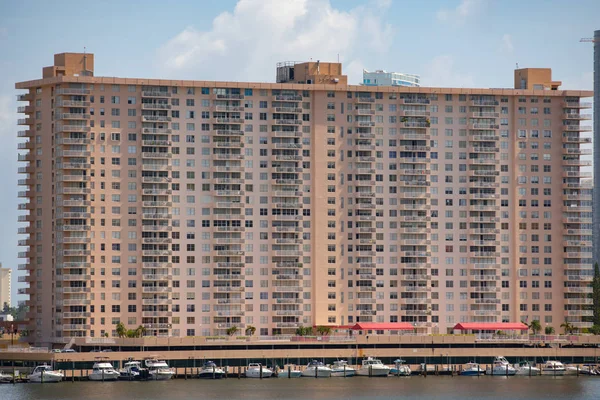 Foto de antiguos apartamentos genéricos con puerto deportivo — Foto de Stock