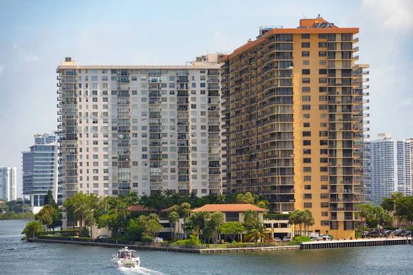 Old generic condominiums Miami Dade Sunny Isles Beach Intracoast — Stock Photo, Image