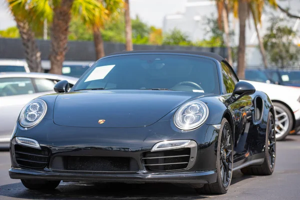 Foto en stock de una vista frontal Porsche Turbo negra —  Fotos de Stock