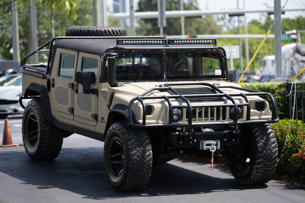 Полноприводный военный грузовик Hummer H1
