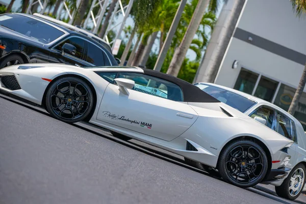 Miami, FL, USA-3 maja 2019: Prestige importuje Lamborghini Miami biały Kabriolet — Zdjęcie stockowe