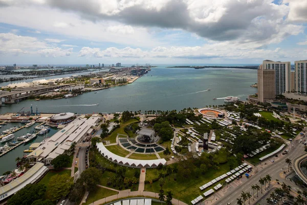 Foto aerea del centro di Miami vista del Bayfront Park e del porto — Foto Stock