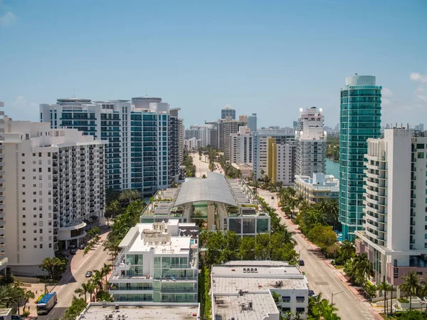 Havadan Miami Beach Collins Avenue güneye doğru görünümü