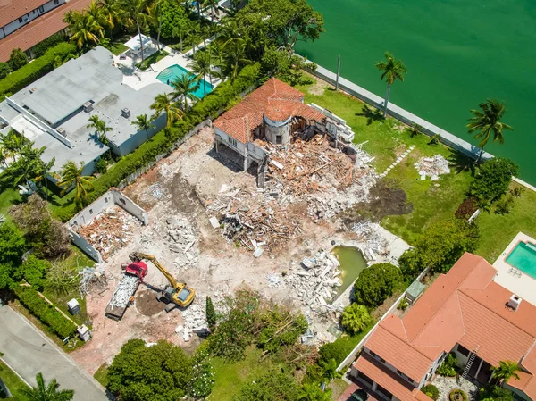 Foto pesawat tak berawak dari sebuah rumah besar yang hancur Miami Beach — Stok Foto