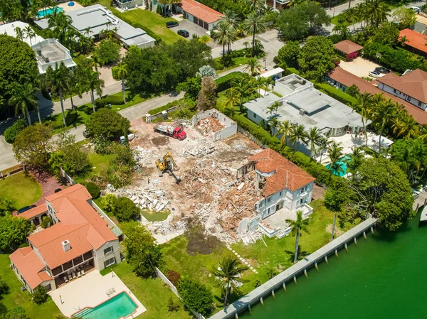 마이애미 비치파괴되는 저택의 항공 무인 항공기 사진 — 스톡 사진