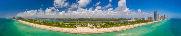Panorama aereo Miami Beach Haulover con blu cielo nuvoloso costa — Foto Stock