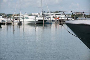 Arka planda çapa bulanık marina ile bir teknenin ön