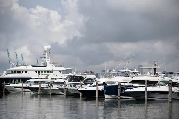 Lyxbåtar Miami Beach Marina med mulet moln storm ca — Stockfoto