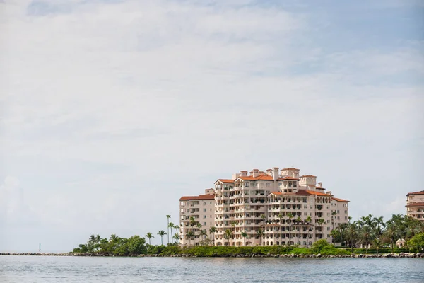 Résidences photo de stock sur l'île Fisher Miami Beach eau pour — Photo