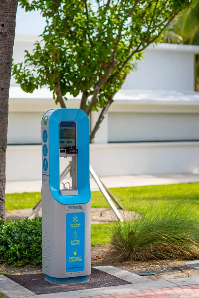 Stock photo woosh water refill station kiosk Miami Beach — Stock Photo, Image