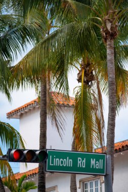 Miami Lincoln Road Mall işareti ve palmiye ağaçları