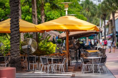 Miami Beach Lincoln Road restoran masa ları ve şemsiyeleri