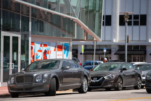 Photo d'une berline Bentley dans les rues de Miami Beach — Photo