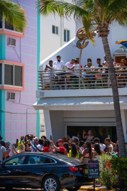 Miami Beach turistler ünlü kişilerin telefon fotoğrafları çekmek 