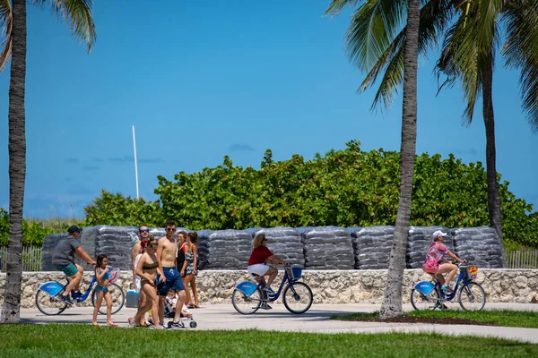 Turyści chodzenie na Ocean Drive Miami Beach FL — Zdjęcie stockowe