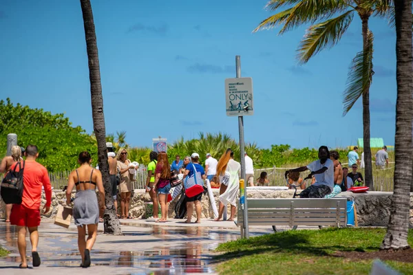 Az emberek mosás ki homok után látogatás Miami Beach FL — Stock Fotó