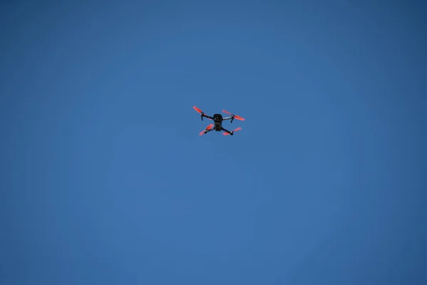 Drone vliegend op een blauwe lucht — Stockfoto