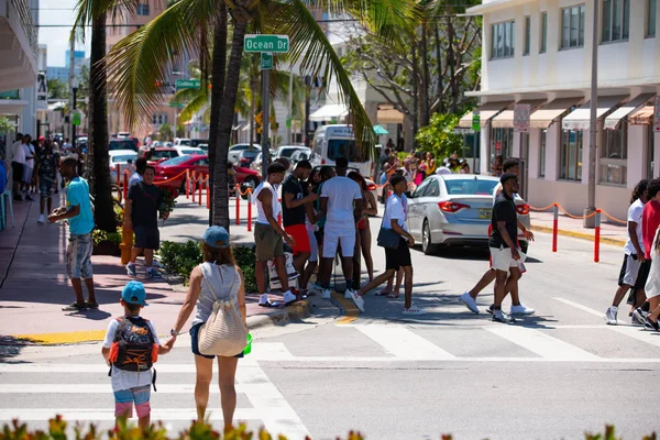 Zdjęcia stockowe turyści przekraczające ulice Miami Beach — Zdjęcie stockowe