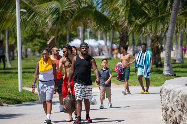 Junge Leute in Miami Beach zu Fuß auf Ozeanfahrt — Stockfoto
