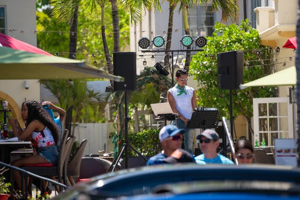 DJ playing techno music in Miami Beach — Stock Photo, Image