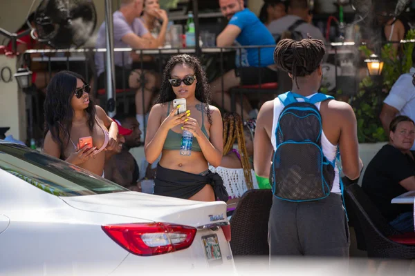 Meisjes die een uber of lyft Ride van mobiele telefoon aanvragen — Stockfoto
