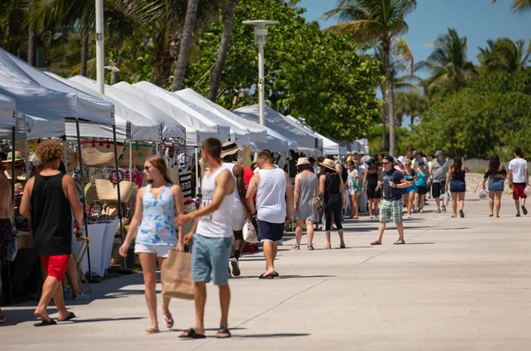 Miami Beach Ocean Drive hafta sonu çiftçilerin pazar stok fotoğraf