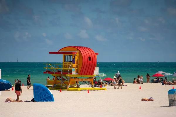 Miami Beach salva-vidas cabana laranja e vermelho fotos stock — Fotografia de Stock