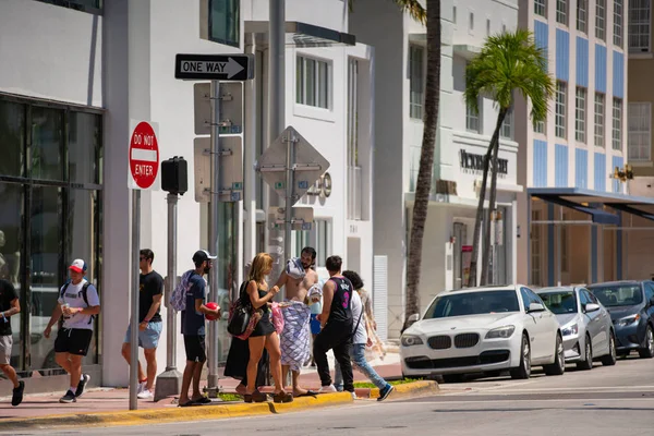 Turistas en Miami Beach Collins Avenue cruzando calle stock pho — Foto de Stock