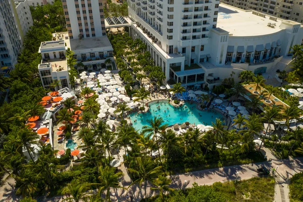 Luchtfoto Loews Miami Beach Hotel zwembad drukke Weeke — Stockfoto