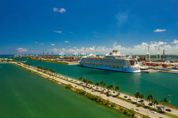 Antena wideo Symphony of the Seas w porcie Miami FL — Zdjęcie stockowe