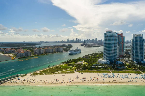 Aerial photo Miami port harbor and ship departing inlet — Stock Photo, Image