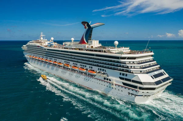 Flygfoto Carnival Conquest kryssningsfartyg avgår Miami — Stockfoto