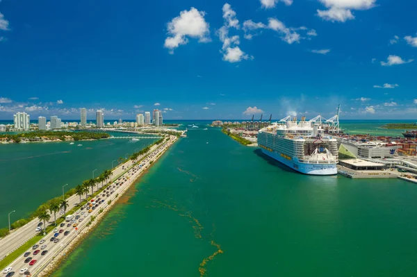 Luchtfoto symfonie van de zeeën Miami FL kleurrijke scène — Stockfoto