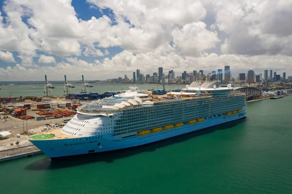 Symphony of the Seas Miami widok na Downtown i port portu — Zdjęcie stockowe